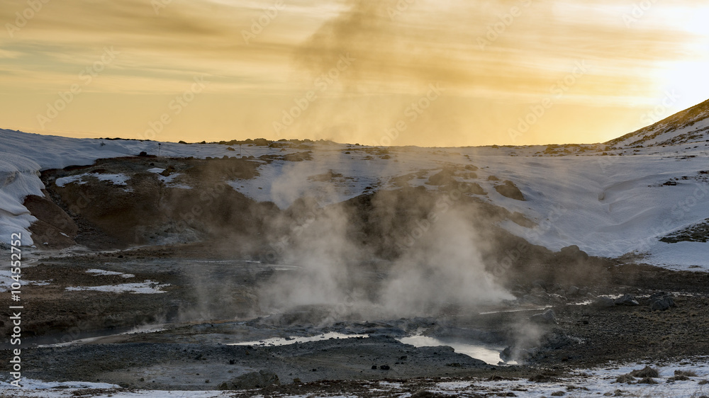 Dampfende heiße Quellen auf Island im Winter