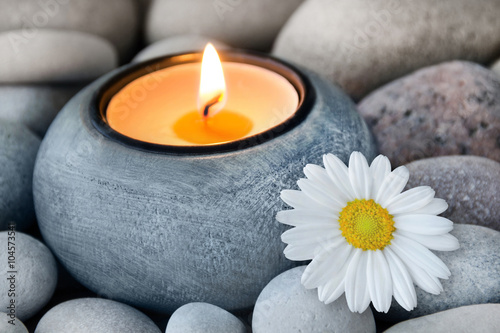 Wellness Kerze und Blume photo