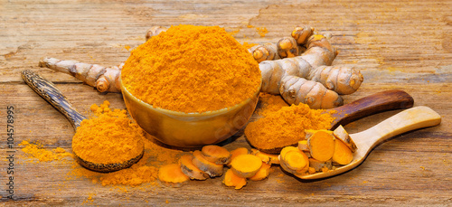 Fotografie fresh turmeric roots on wooden table