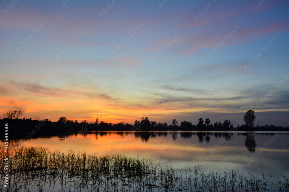Naklejka premium sunrise with lake background