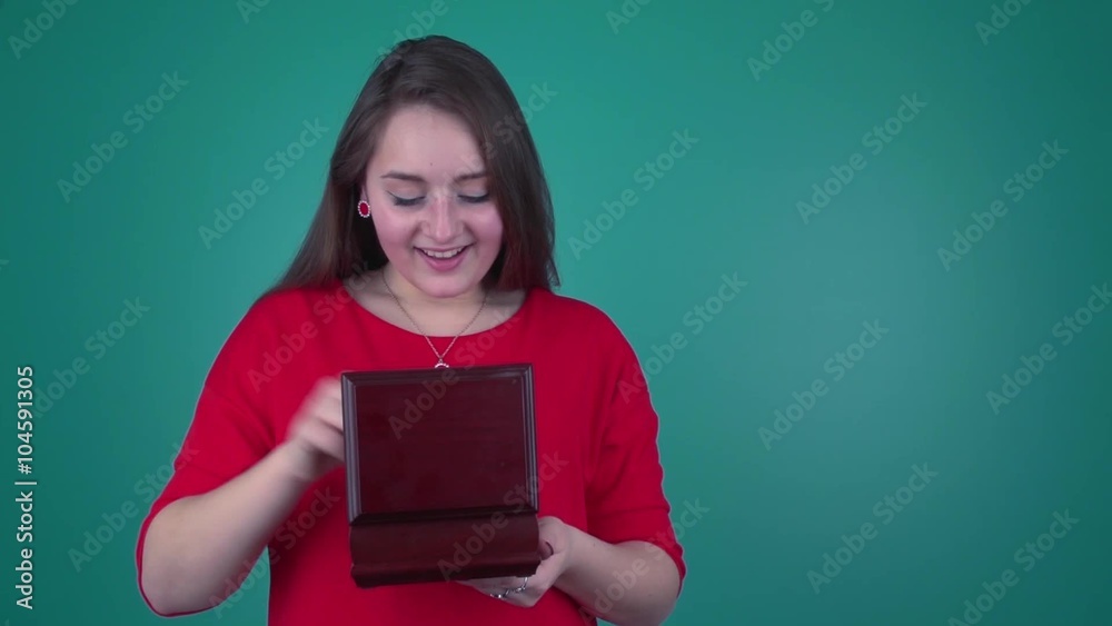 Девушка открывает подарок