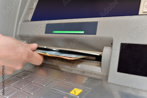 Foto femme au distributeur de billets