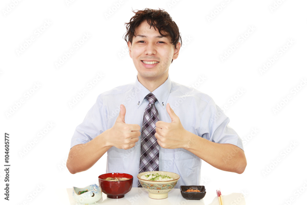 食事を楽しむ男性 食事を楽しむ男性
