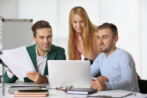 Young business people discu...