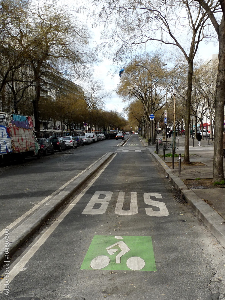 Voie de bus et piste cyclable, Paris, France