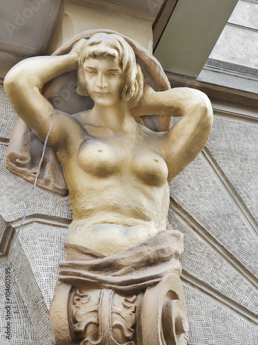 Кариатида - скульптура обнаженной женщины, которая держит балкон. Тяжелая женская судьба