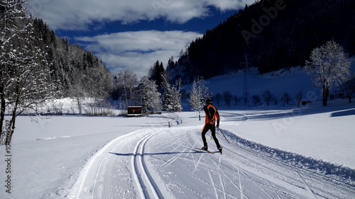 Skilangläufer in Skating-Technik photo