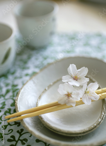 桜が添えられた小皿と箸