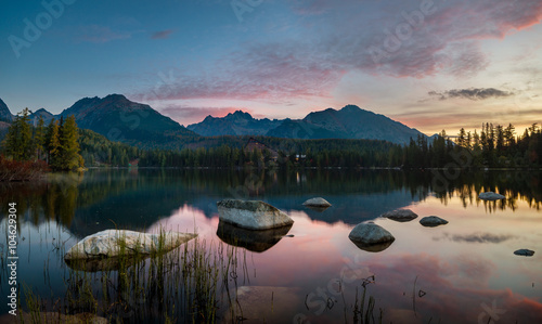Panorama górskiego jeziora w Tatrach