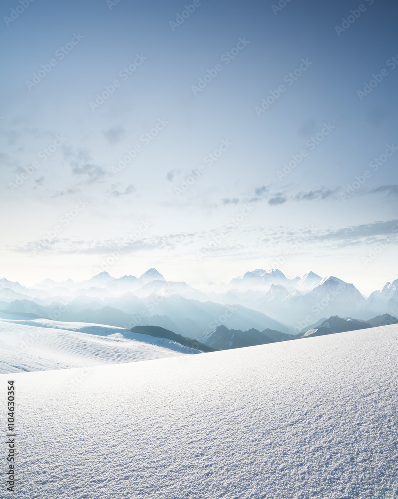 Obraz premium Wysokie pasmo górskie w czasie porannym. Piękny naturalny krajobraz