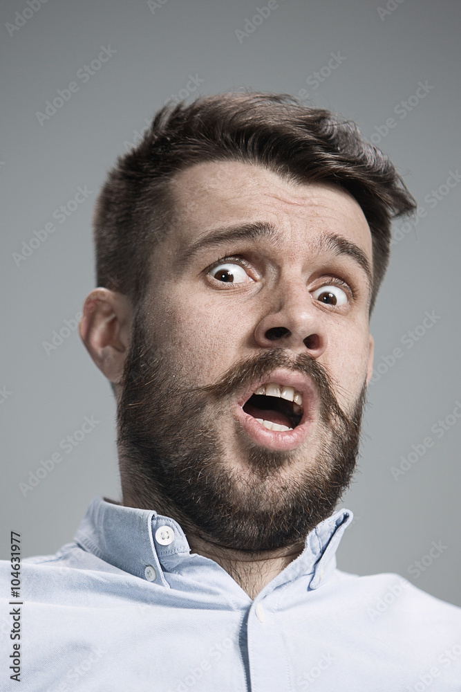 Obraz premium Man is looking scared. Over gray background