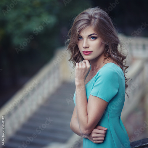 Obraz na płótnie Outdoor lifestyle portrait of pretty young girl, wearing in blue dress. w salonie