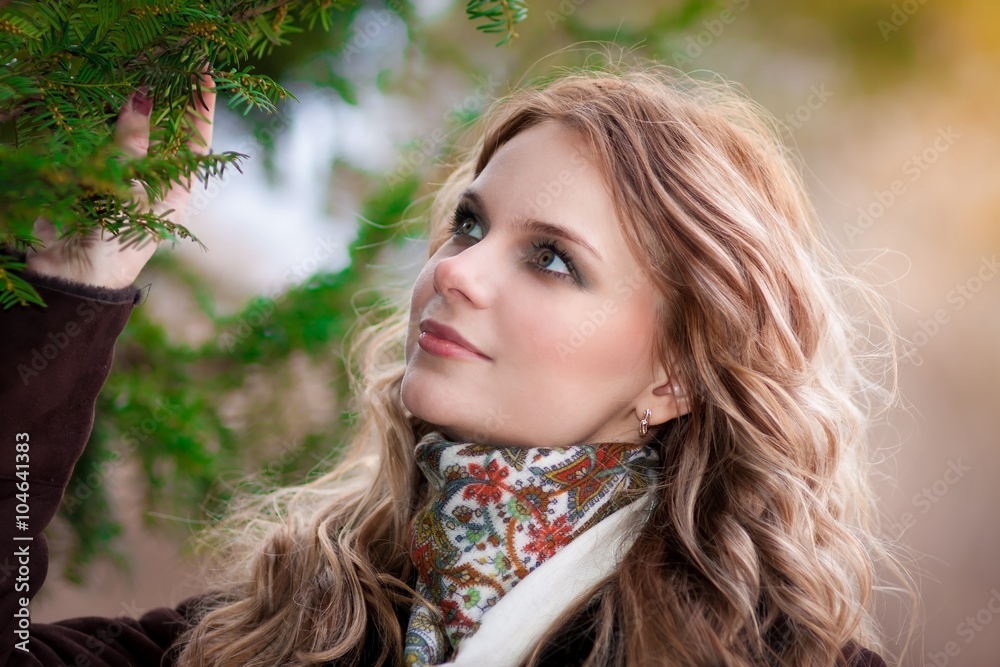 Naklejka premium portrait blonde women in coat