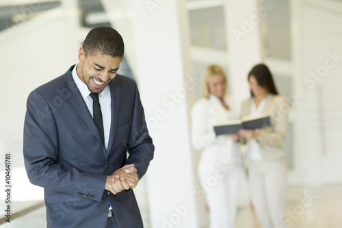 Young multiracial people wo...