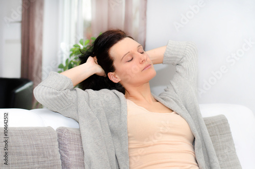 Entspannte Frau auf dem Sofa