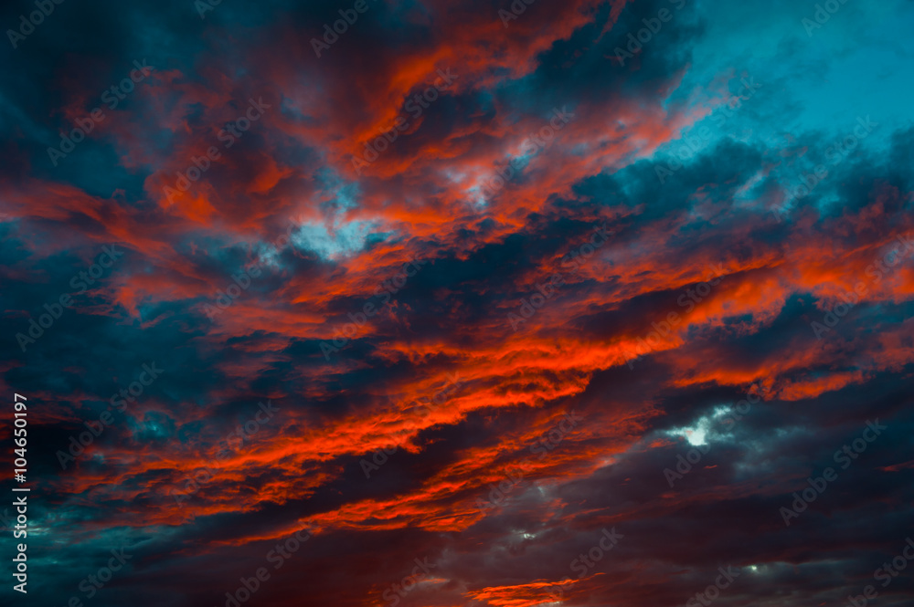 Obraz premium czerwone kolory złowrogiego zachodu słońca