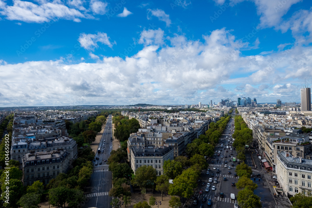 Paris, Blick vom Arc de Triomphe auf Stadt und Häuser unter blauem Himmel mit weißen Wolken an Sommertag
