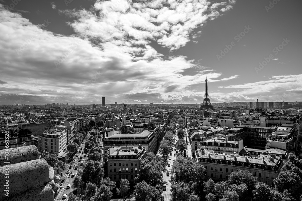 Frankreich, Paris, Blick vom Arc de Triomphe zum Eiffelturm, schwarzweiß, Sommerhimmel mit wölken und sonne