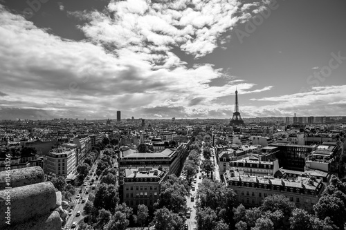 Frankreich, Paris, Blick vom Arc de Triomphe zum Eiffelturm, schwarzweiß, Sommerhimmel mit wölken und sonne