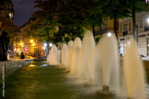 Paris  Place de la Sorbonne bei Nacht mit Springbrunnen und Restaurants