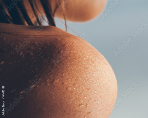 Foto Wet shoulder of a young woman