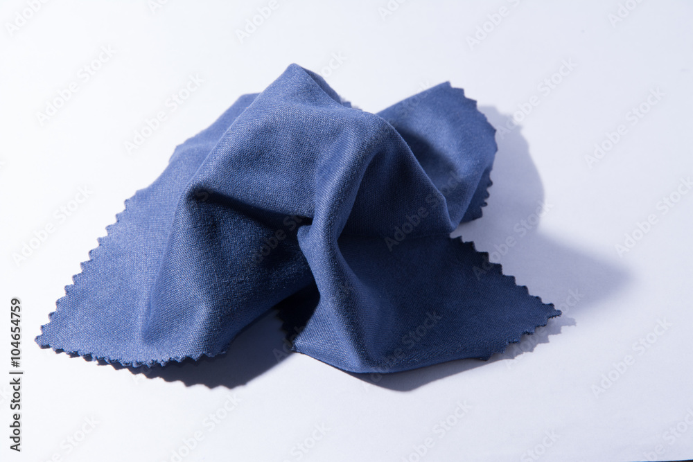 Panno pulizia occhiali blu stropicciato Stock Photo