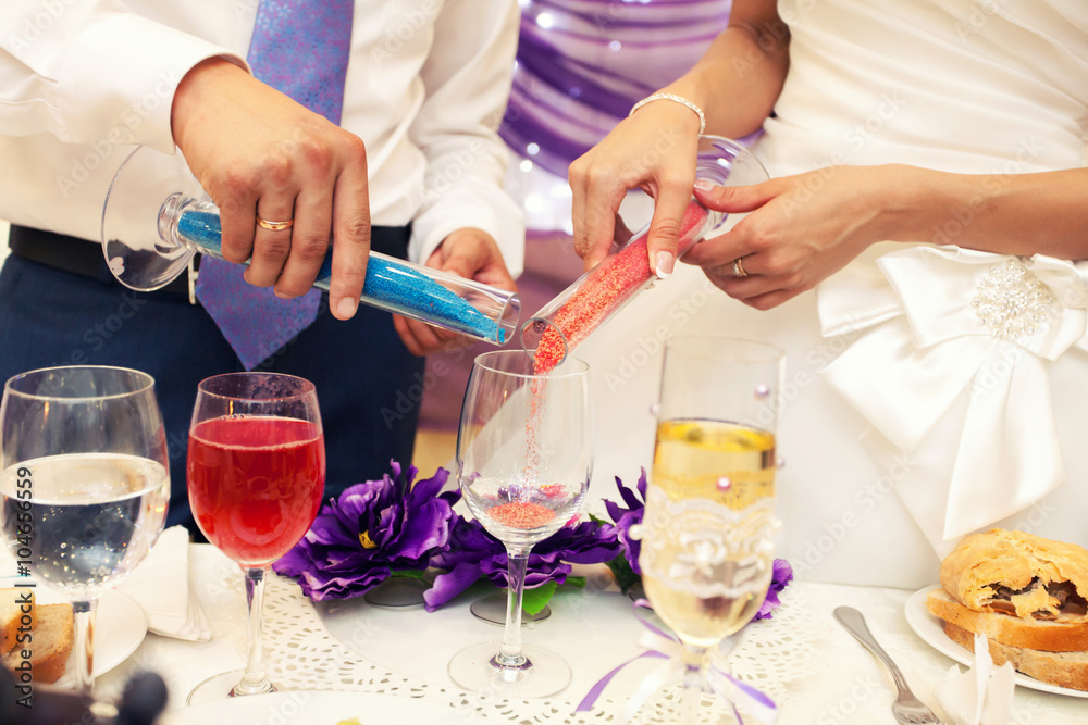 Obraz premium newlyweds fill color sand in the general vessel