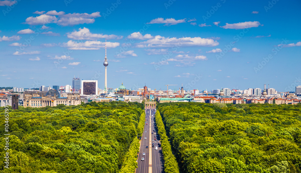 Naklejka premium Panorama panoramę Berlina z parku Tiergarten w lecie, Niemcy
