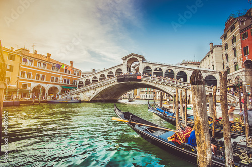 Photo Canal Grande with Rialto Bridge at sunset, Venice, Italy