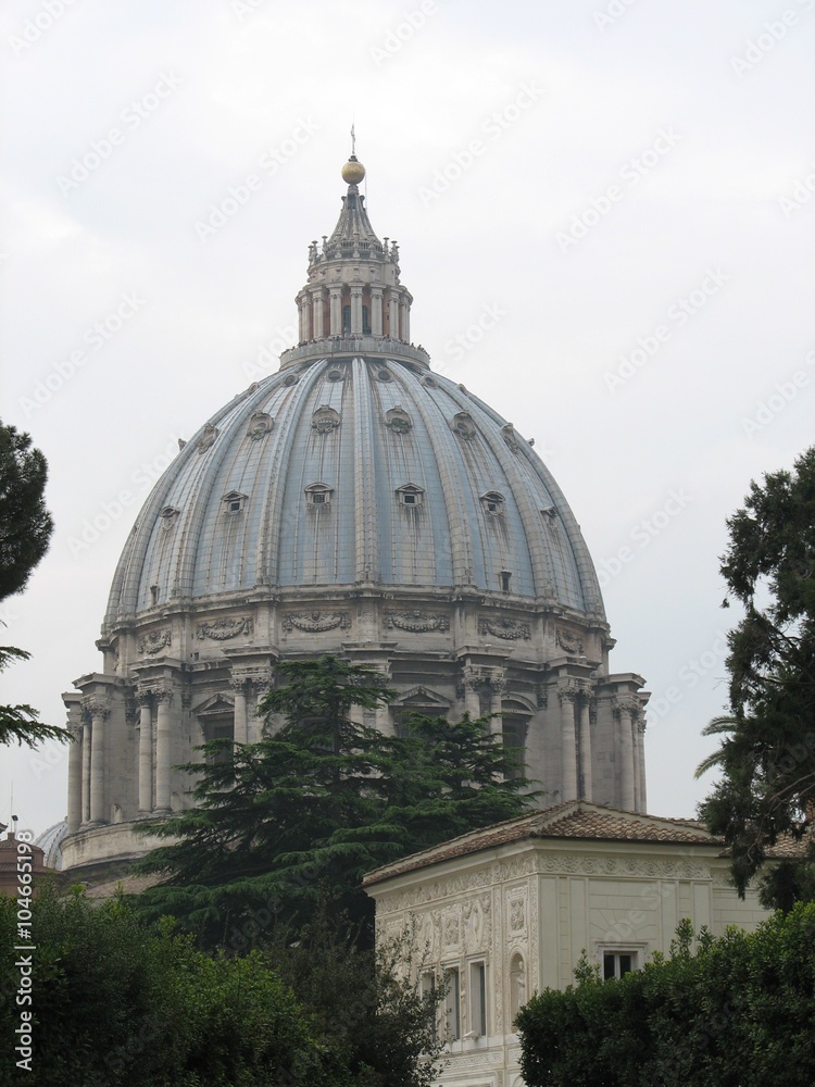 Kuppel des Petersdoms von den vatikanischen Gärten aus fotografiert