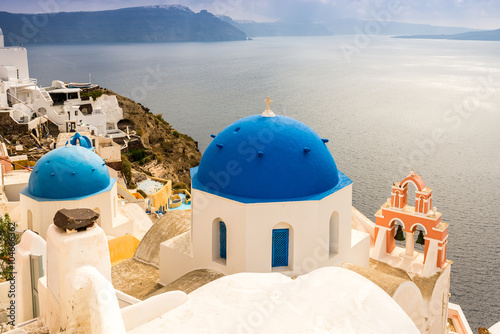 Chapelles orthodoxes à Oia sur l'île de Santorin, Les Cyclades en Grèce photo