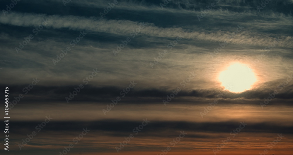 Obraz premium Beautiful evening sky before sunset