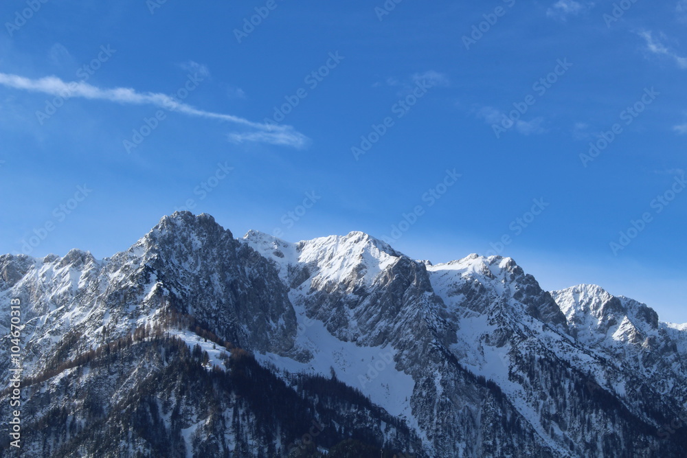 verschneite Berge mit blauem Himmel