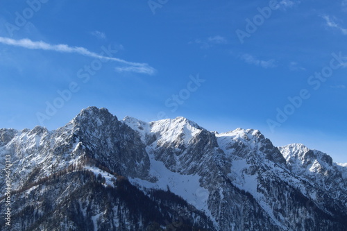 verschneite Berge mit blauem Himmel © johannes81
