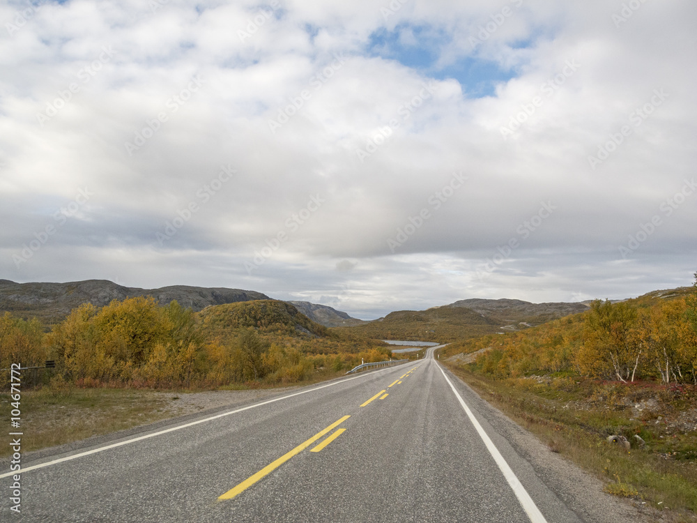 bis zum Horizont/Gebirgsstrasse im Herbst im hohen Norden