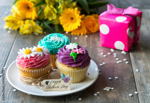 Cupcakes, Blumen und Geschenk zum Muttertag