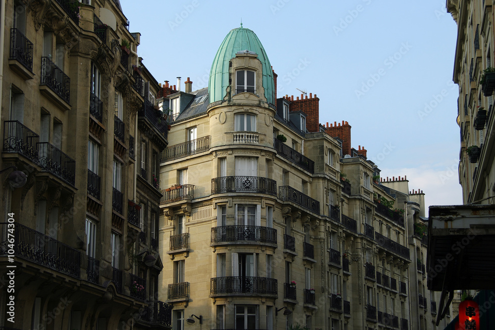 Fassaden der typischen Mietshäuser in Montmartre (Paris)