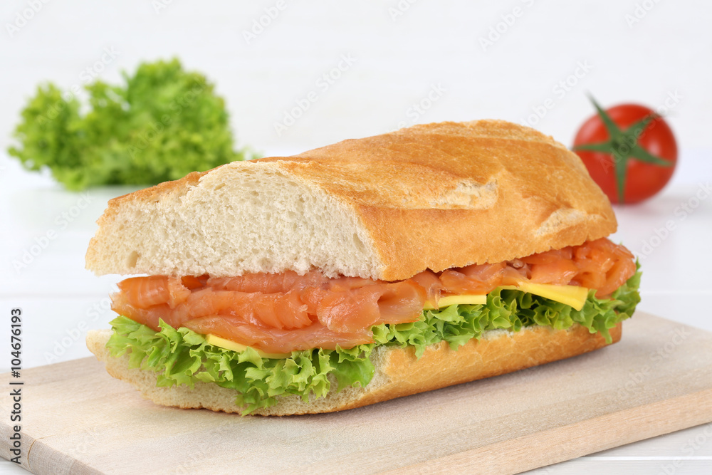 Belegtes Baguette mit Lachs Fisch Belegtes Baguette mit Lachs Fisch