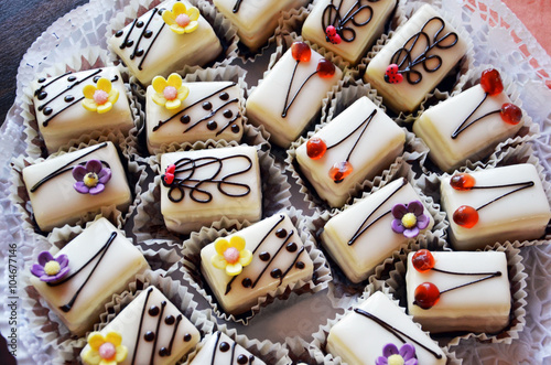 Petit Fours Gebäck von oben