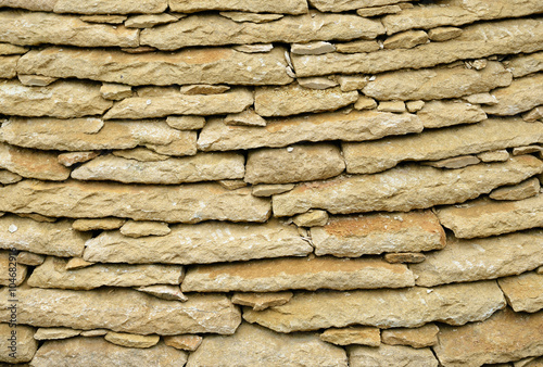 Masonry of limestone flat tiles