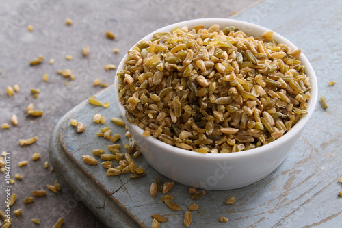 healthy uncooked cracked freekeh grain
