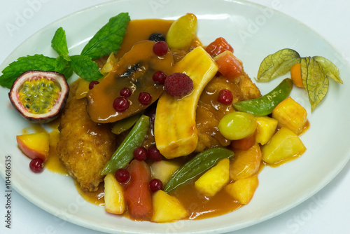 Chicken with fruits