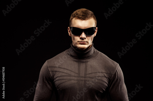 Bilde på lerret Combat muscled action hero man wearing shirt with pants and sunglasses