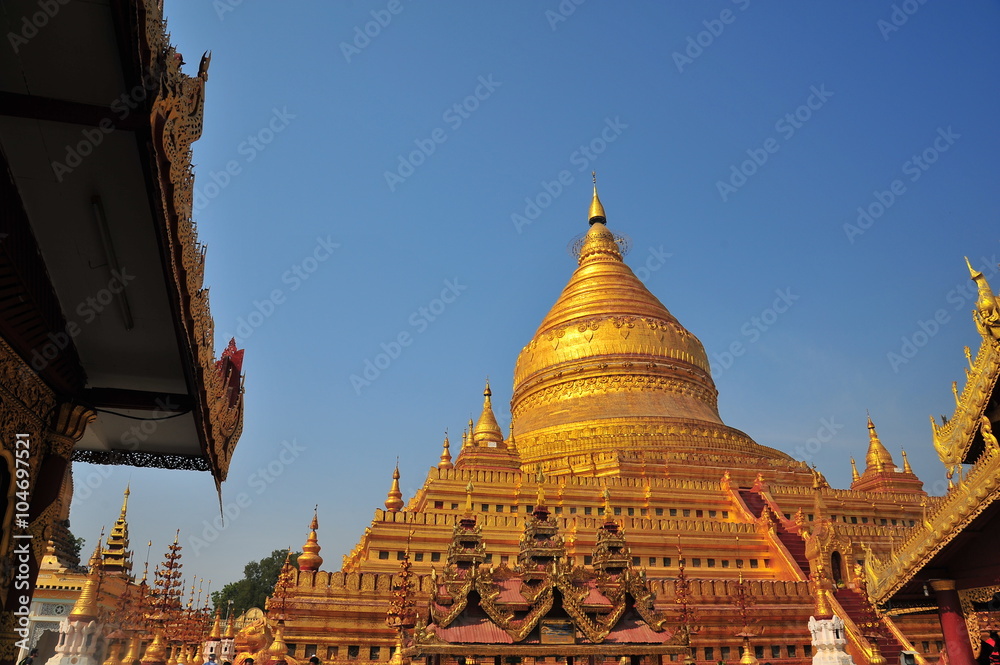 Fototapeta premium Shwezigon Pagoda in Bagan, Myanmar