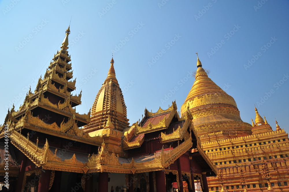 Fototapeta premium Shwezigon Pagoda in Bagan, Myanmar