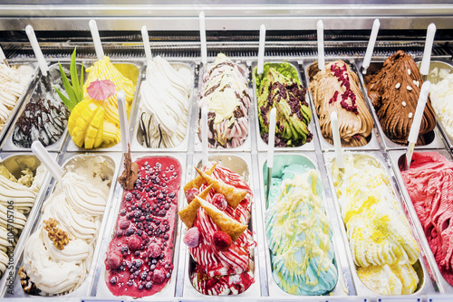Fotografia italian gelato gelatto ice cream display in shop