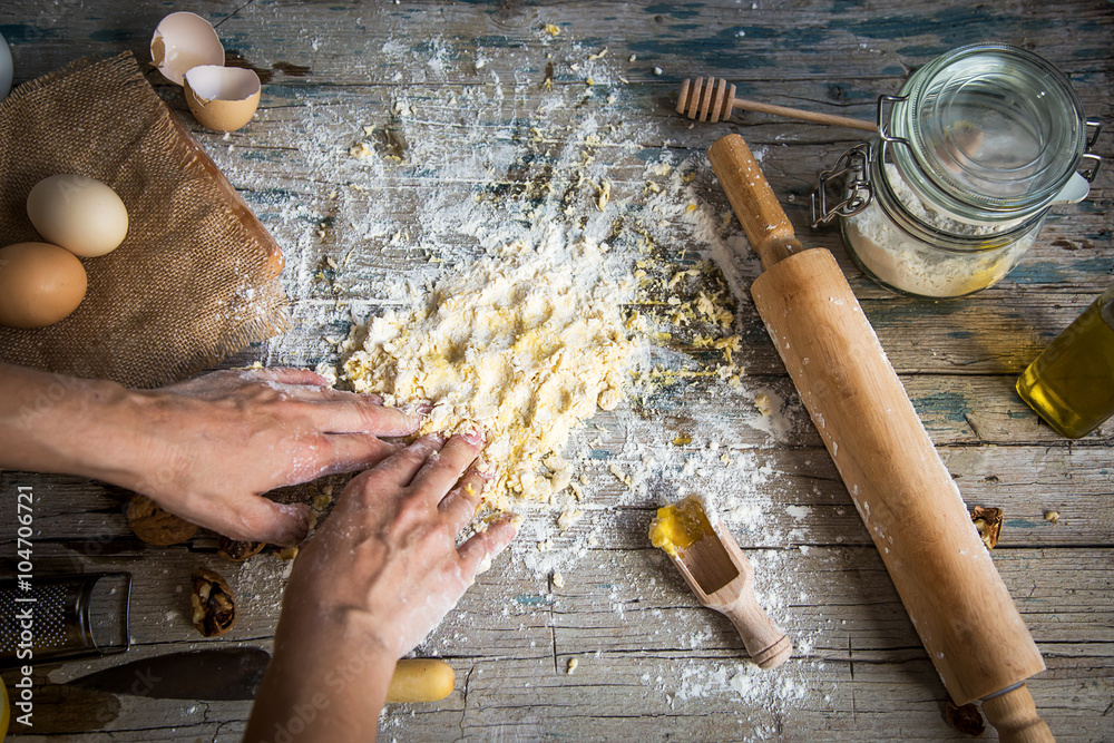 Man kneading dough in a wood foto de Stock Adobe Stock