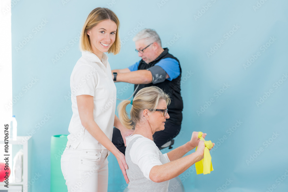 Fototapeta premium personaltrainer bei der arbeit