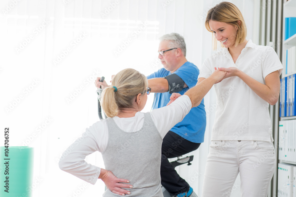 Fototapeta premium trainerin zeigt richtige haltung