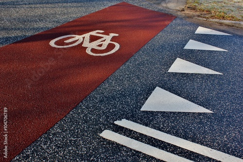 Cycle lane painted on the road © Jette Rasmussen